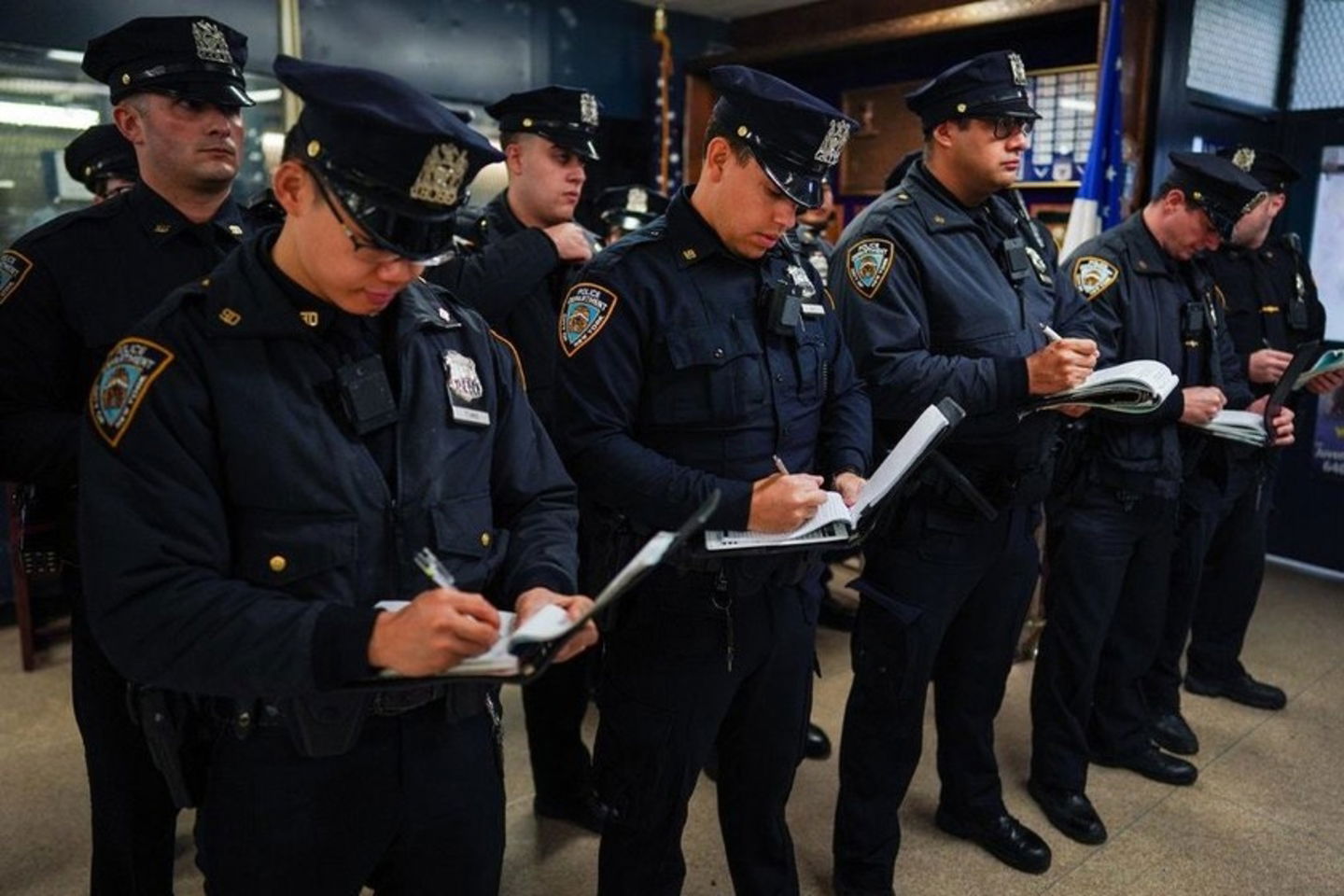 Policías tomando notas