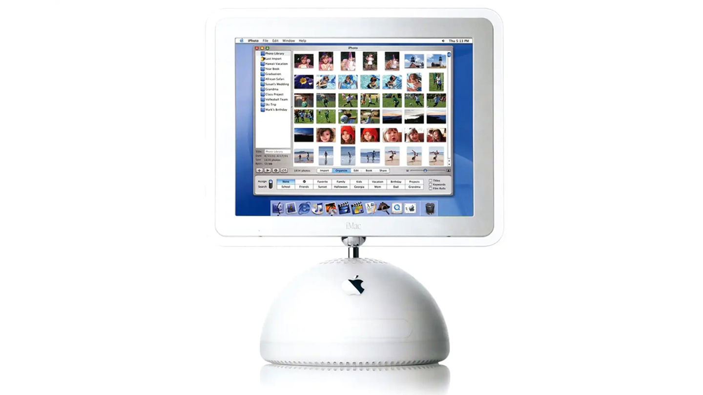 iMac G4 sobre una mesa