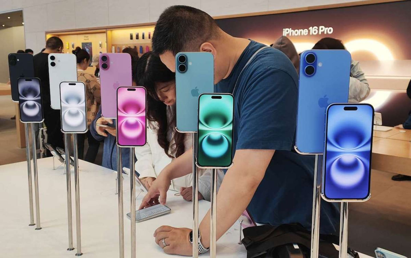 Venta de iPhone 16 en una Apple Store de China