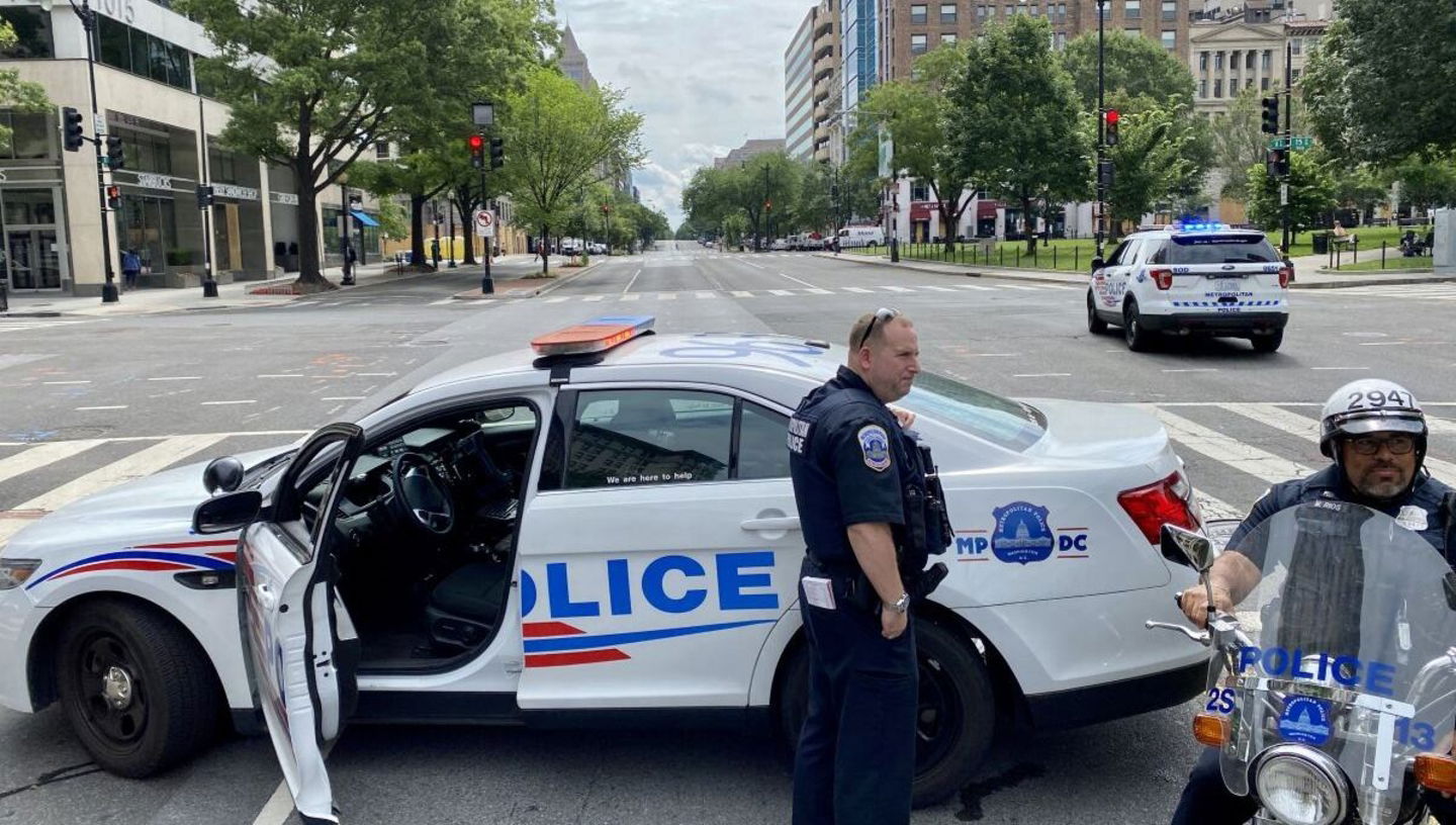 Policía en plena guardia de una avenida