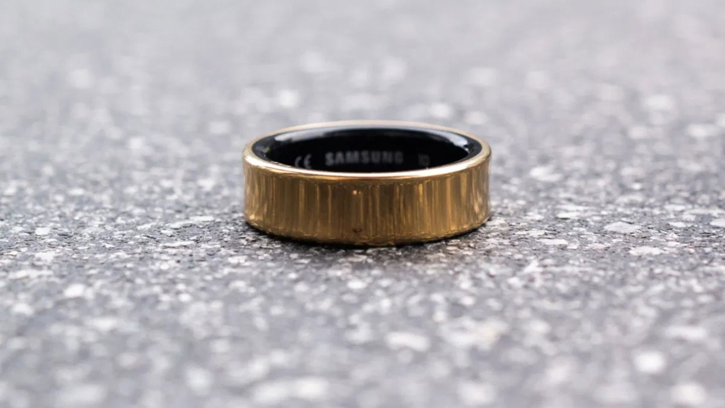 Samsung Galaxy Ring de color dorado