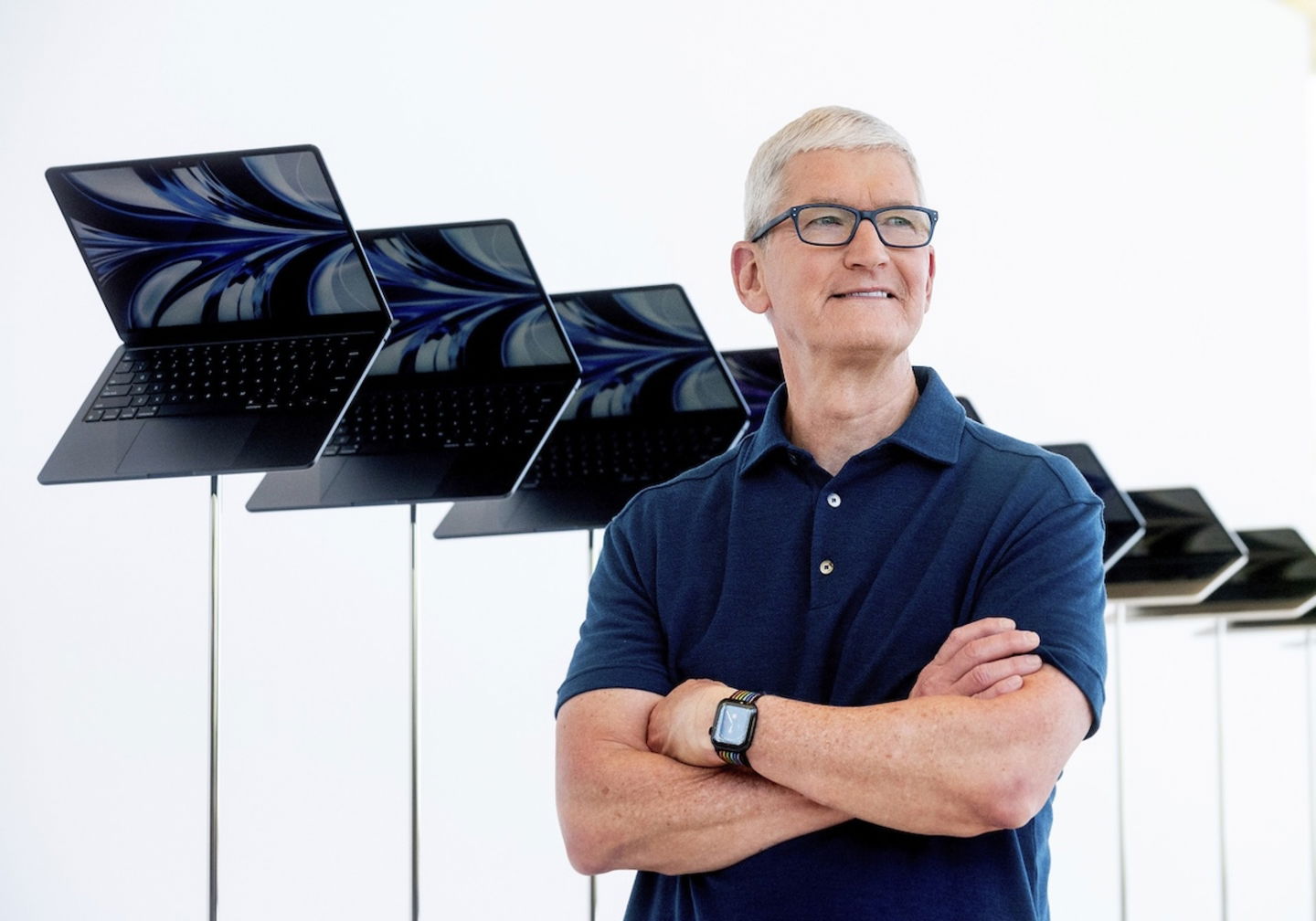 Tim Cook y una fila de nuevos Mac