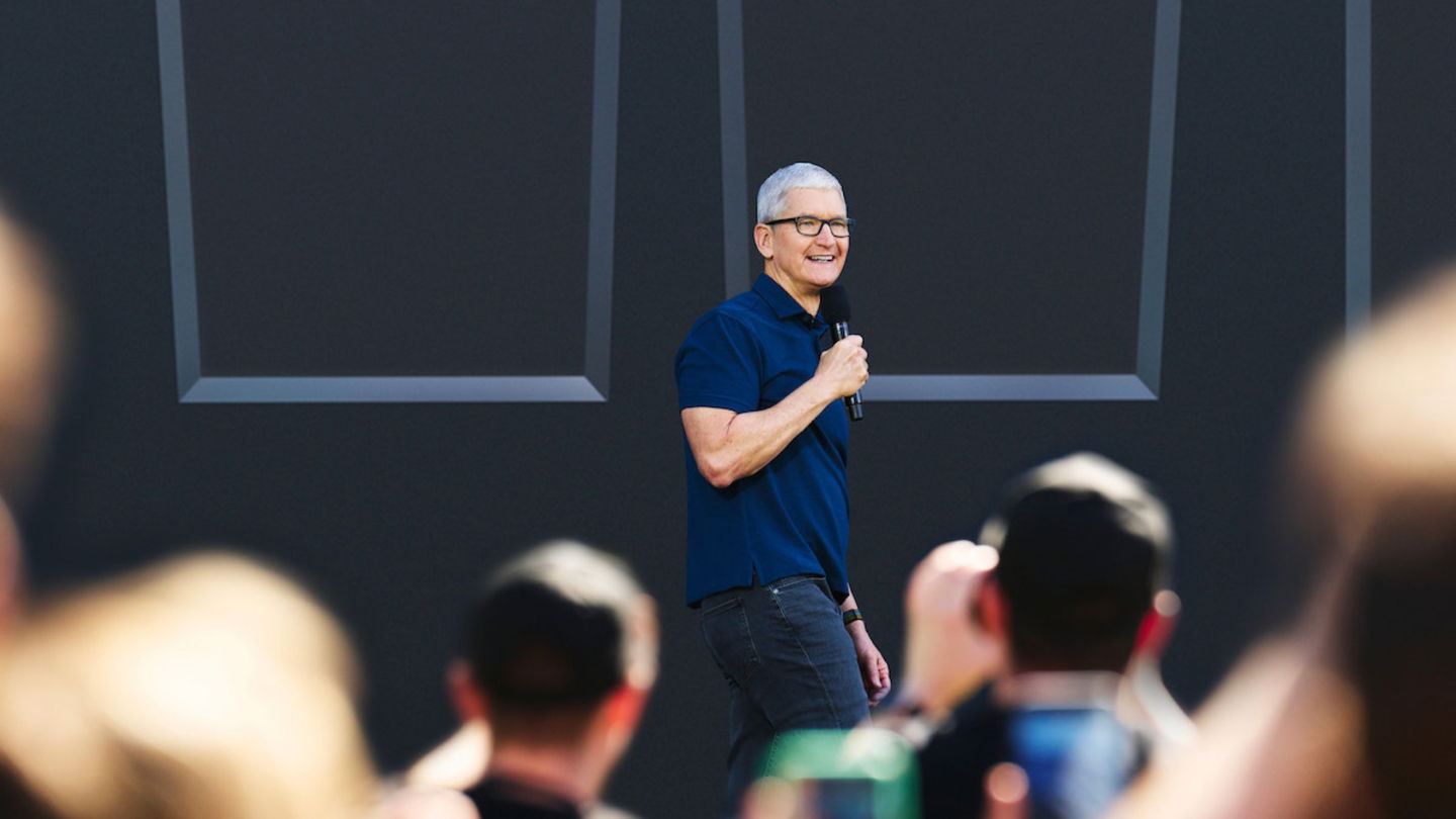 Tim Cook dirigiéndose hacia el público