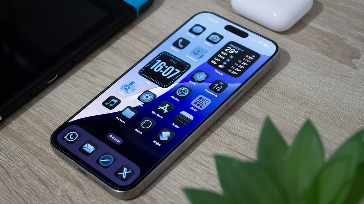 iPhone con iOS 18 sobre una mesa