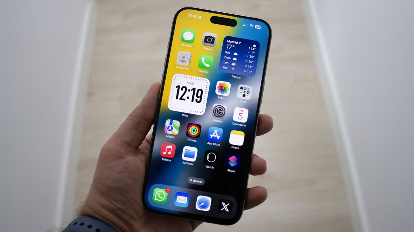 iPhone 15 Pro Max en la mano de un usuario