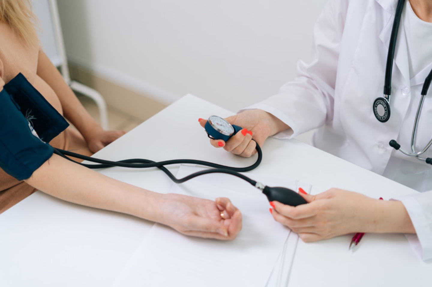 Médico tomando la presión arterial de una persona