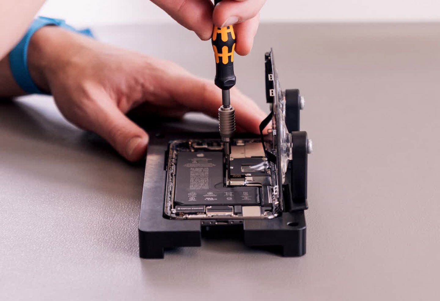 Removiendo batería de un iPhone