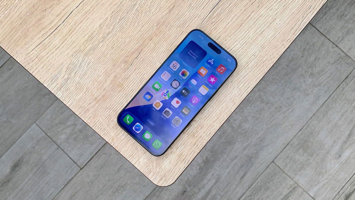 iPhone 16 Pro Max sobre una mesa