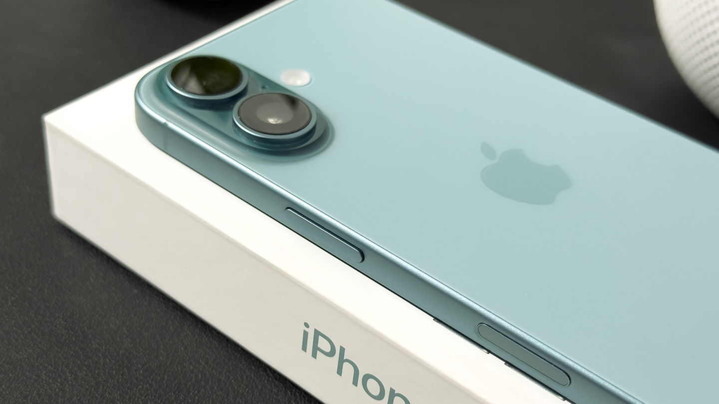 iPhone 16 de color verde sobre su caja