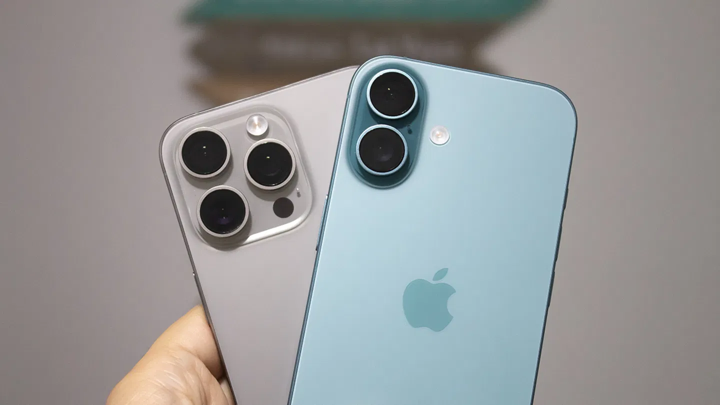 Dos modelos de iPhone en manos de un usuario