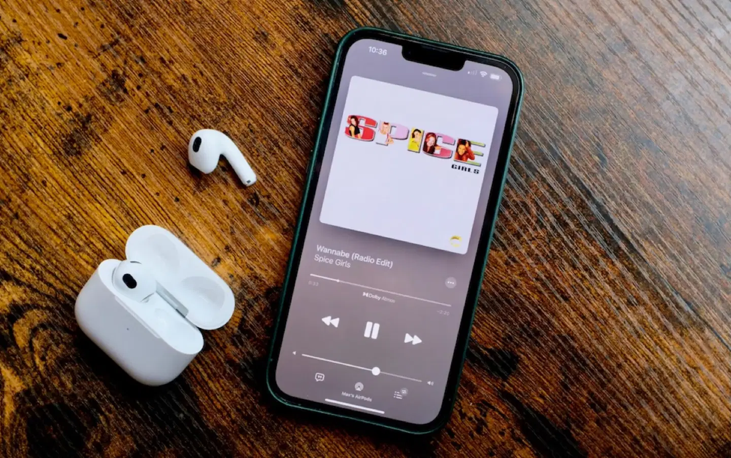 iPhone reproduciendo Apple Music con AirPods