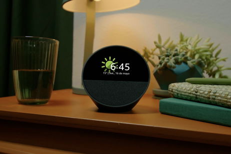 ¿Aún tienes un despertador clásico en tu mesilla de noche? Esta opción económica con Alexa es su sustituto perfecto
