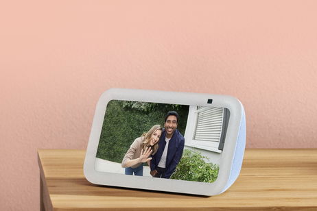 Cambiar tu despertador por esta pantalla inteligente de Amazon puede ser una de tus mejores decisiones del año: merece mucho la pena