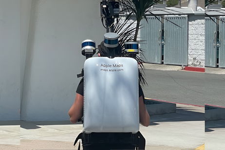 Pillan a los 'hombres mochila' de Apple caminando por España. Esto es lo que hacen
