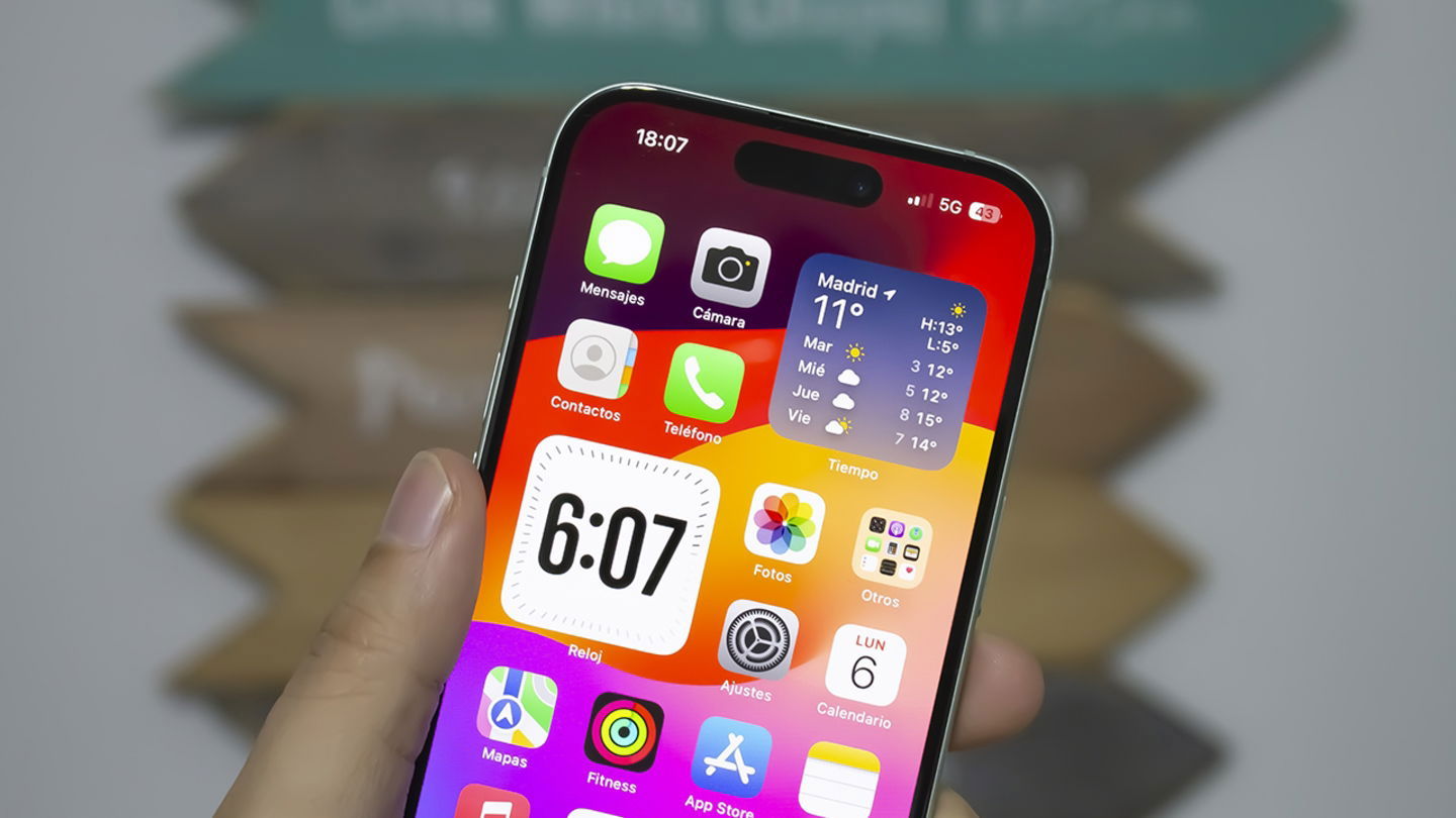 
            Es uno de los iPhone con más batería y ahora también es uno de los iPhone con más descuento
          