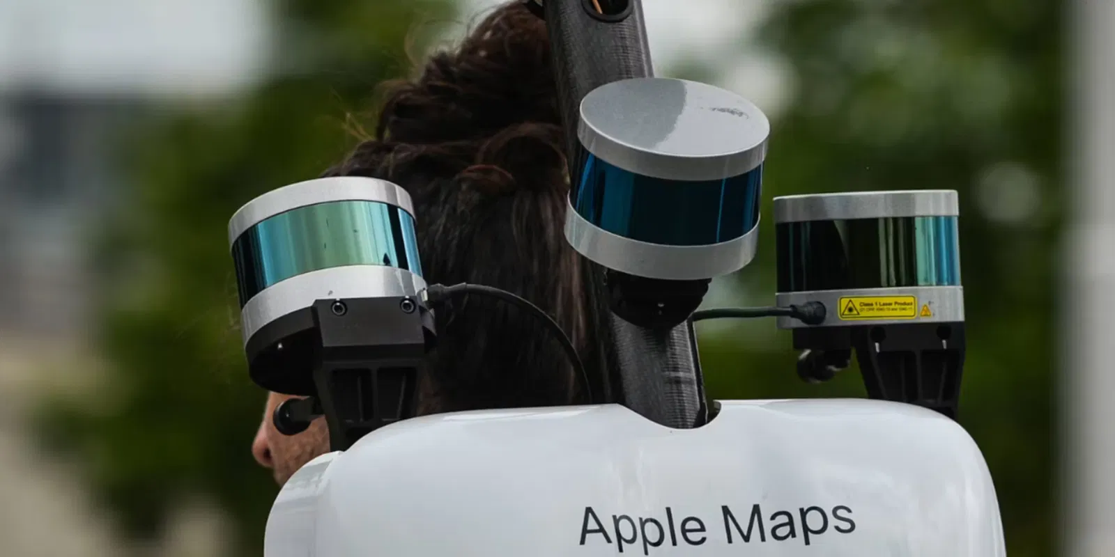 Pillan a los 'hombres mochila' de Apple caminando por España. Esto es lo que hacen