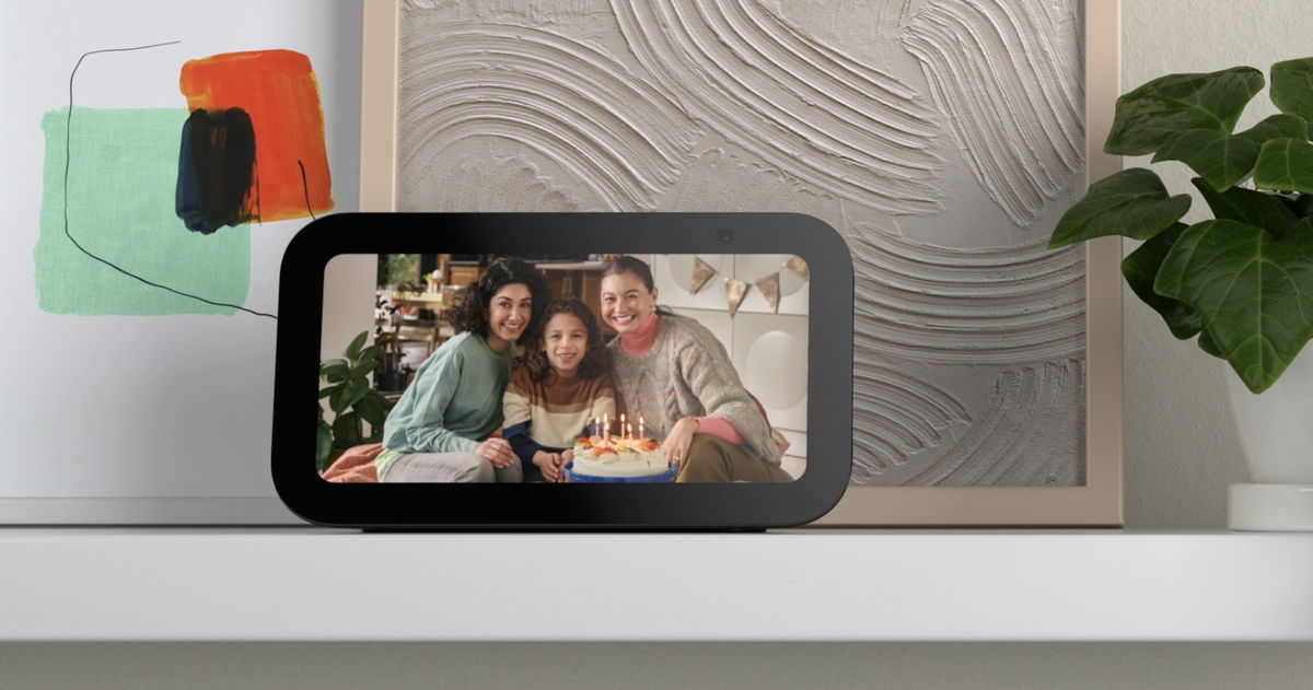 La pantalla inteligente más popular de Amazon cae de precio con su última oferta: sustituye tu despertador por Alexa e incluye un enchufe inteligente