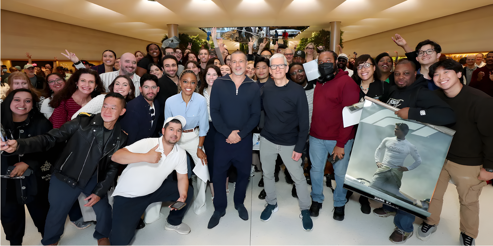 Brad Pitt y Tim Cook visitan la icónica tienda de la Quinta Avenida antes del estreno de "F1: la película"