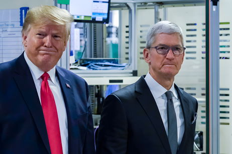 La administración Trump vuelve a criticar a Tim Cook y Apple por no fabricar el iPhone en EEUU, algo que es imposible