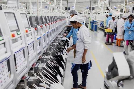 Revés para Apple en su plan para fabricar iPhone en India y sortear aranceles: China no está por la labor