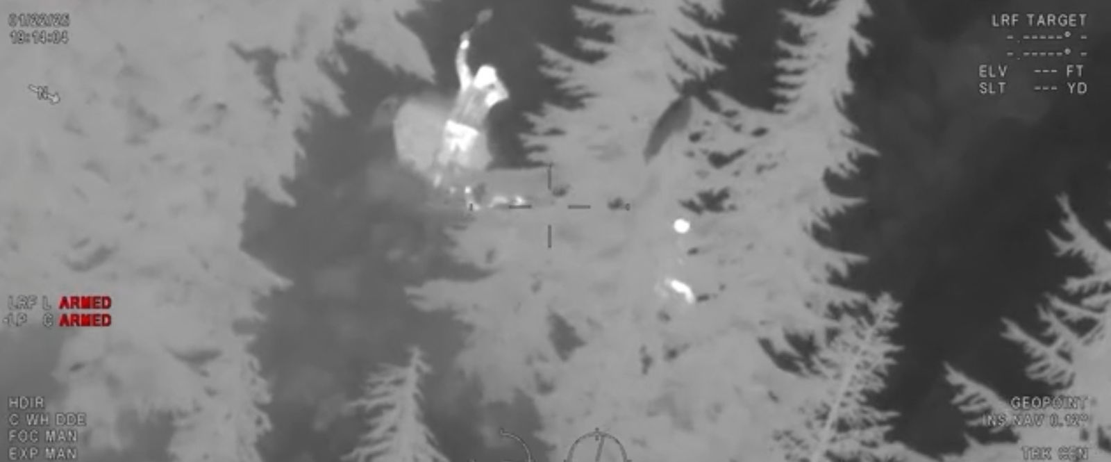 Imagen en vision nocturna de un rescate con helicóptero