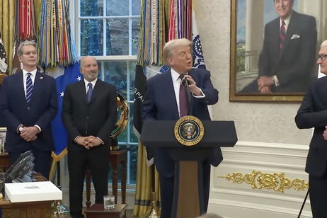 El curioso (y caro) regalo de Tim Cook a Donald Trump: una placa única de cristal y oro de 24 quilates El curioso (y caro) regalo de Tim Cook a Donald Trump: una placa única de cristal y oro de 24 quilates