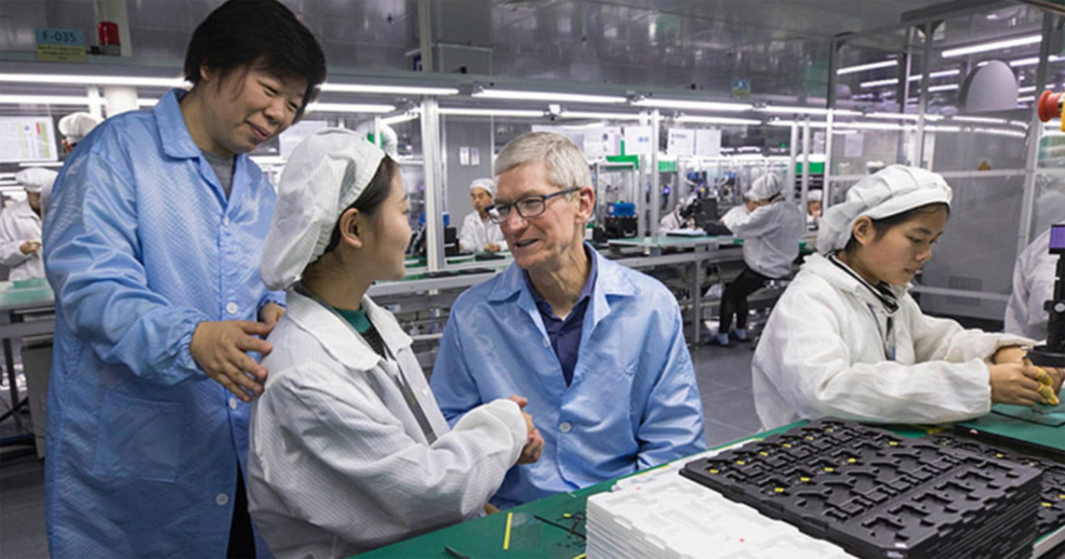 Foto de Tim Cook en una cadena de montaje