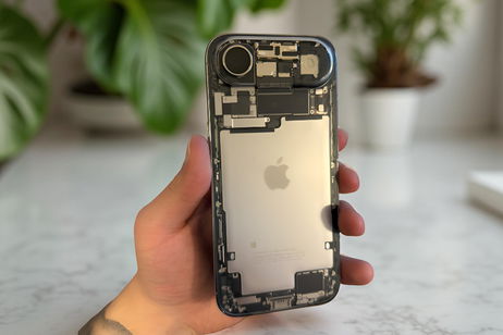 Una absoluta maravilla: consiguen hacer transparente el iPhone Air para que se vea todo el interior Una absoluta maravilla: consiguen hacer transparente el iPhone Air para que se vea todo el interior