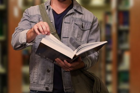 Los estudiantes confían cada vez más en la IA para elegir universidad, pero la mitad de las universidades españolas no existen para ella