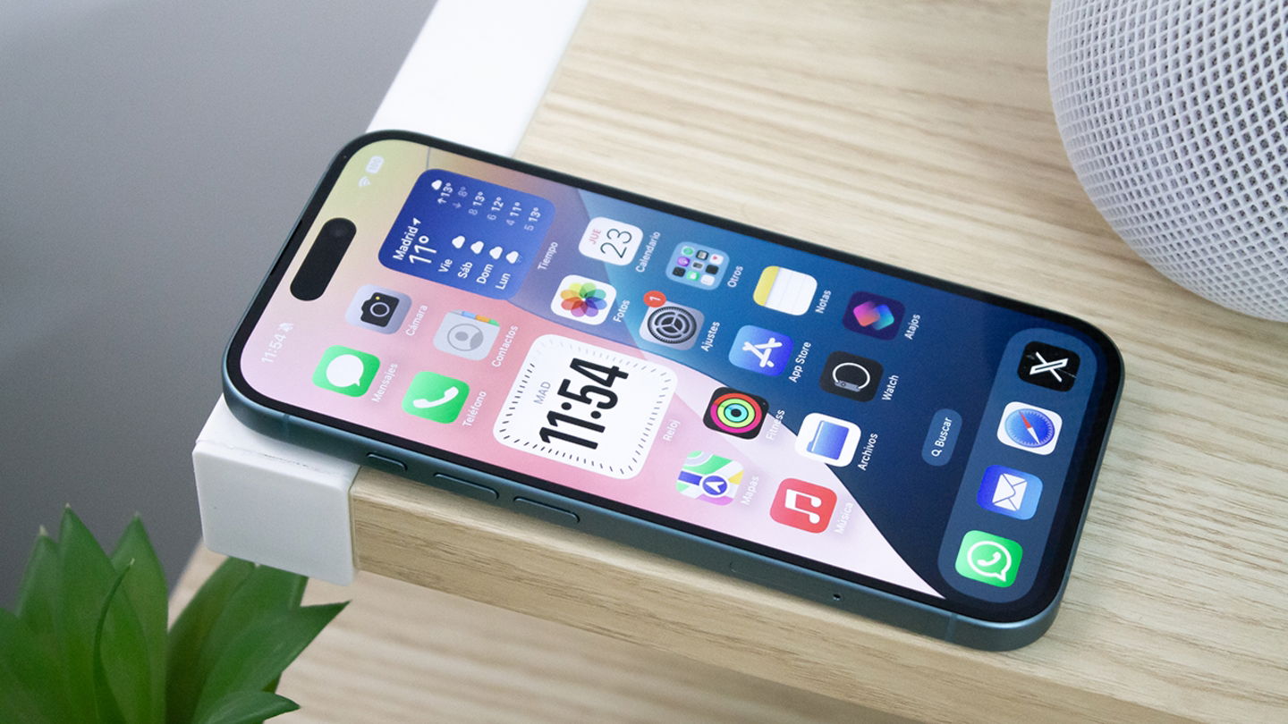 iPhone 16 sobre una mesa