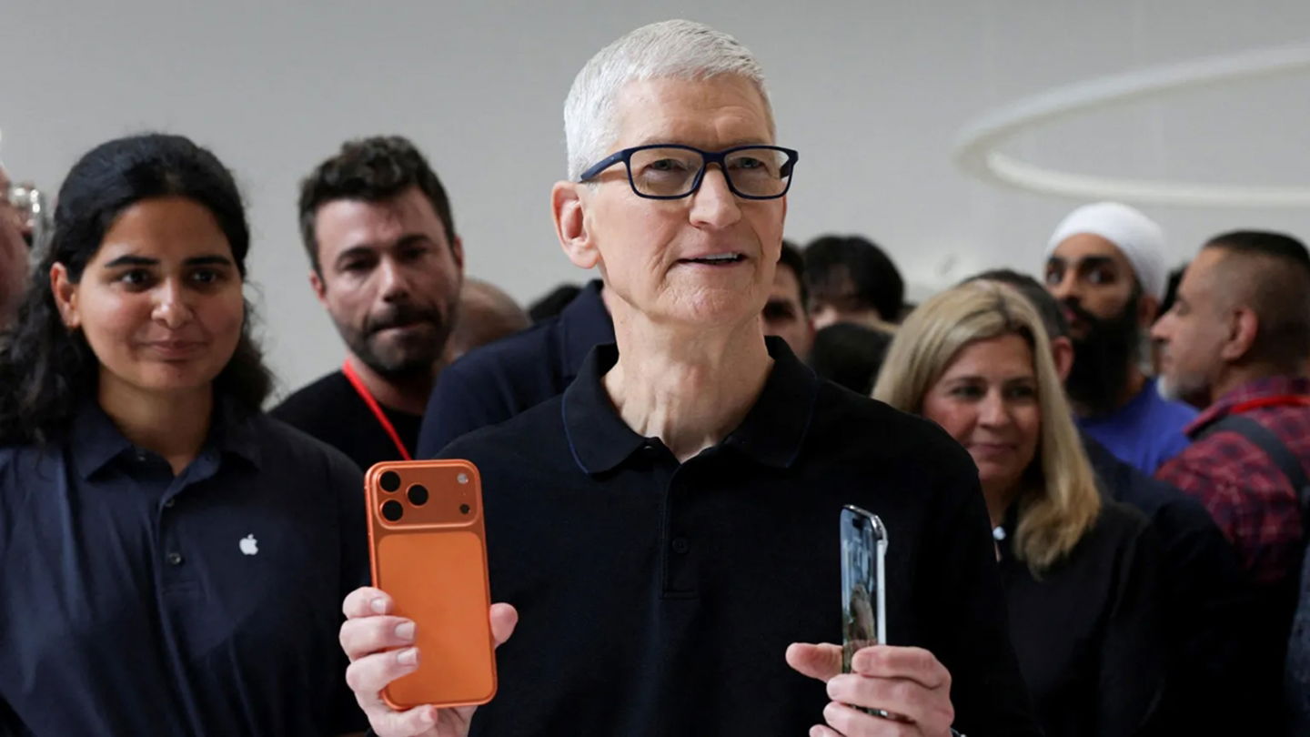 Tim Cook con los iPhone 17