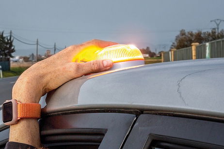 Consigue la baliza de emergencia V16 conectada con la DGT al mejor precio antes de que te multen por no llevarla Consigue la baliza de emergencia V16 conectada con la DGT al mejor precio antes de que te multen por no llevarla