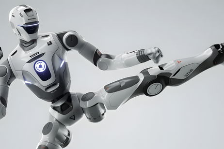 Las revolución de las máquinas: un robot humanoide muestra sus habilidades pateando al CEO de la compañía que lo creó