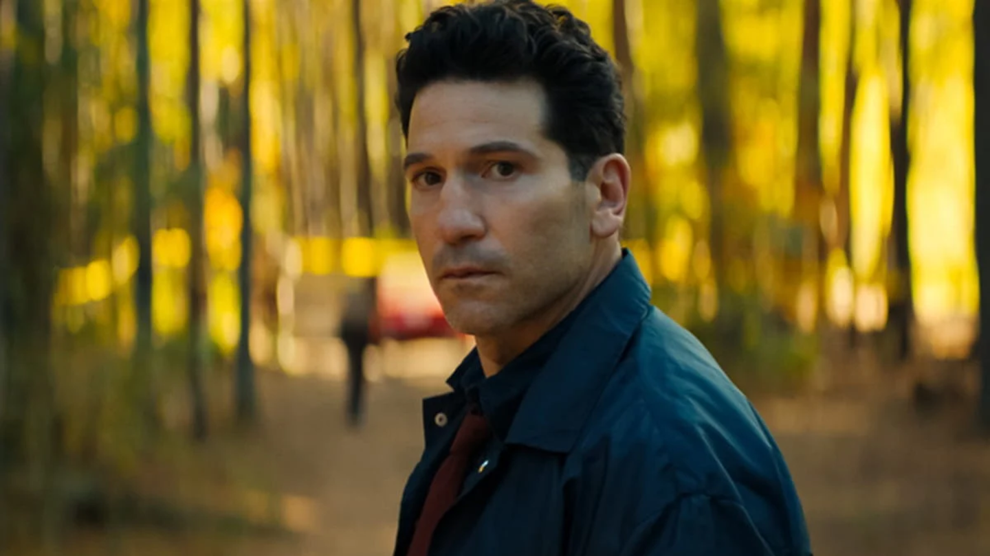 Ambientada en un pequeño pueblo de Georgia, Él y ella construye su relato a partir de una investigación criminal que expone secretos personales y tensiones del pasado.