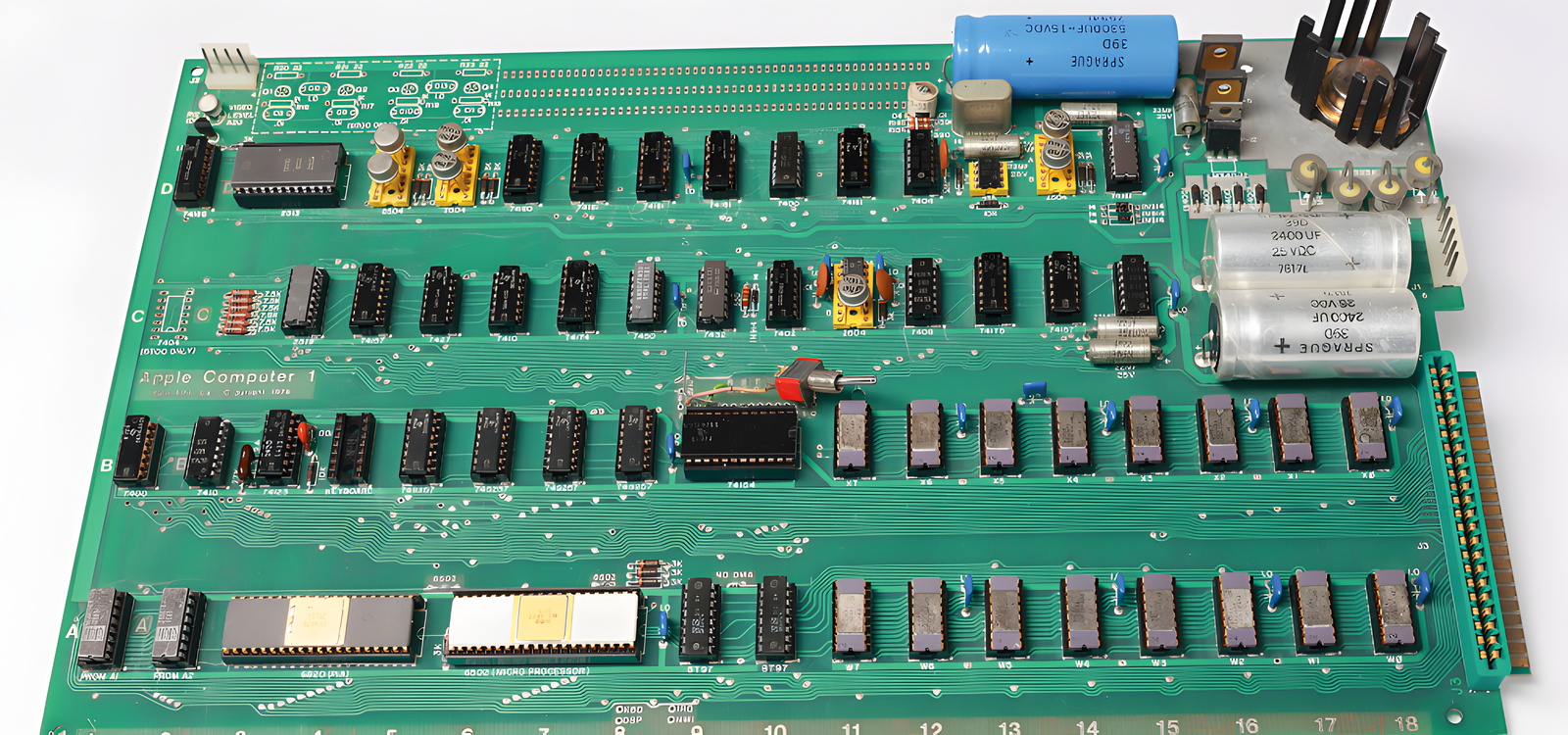 Salen a subasta casi 200 pertenencias de Steve Jobs: desde el Apple-I al Macintosh, pasando por su escritorio personal o unas gafas coloridas de Apple
